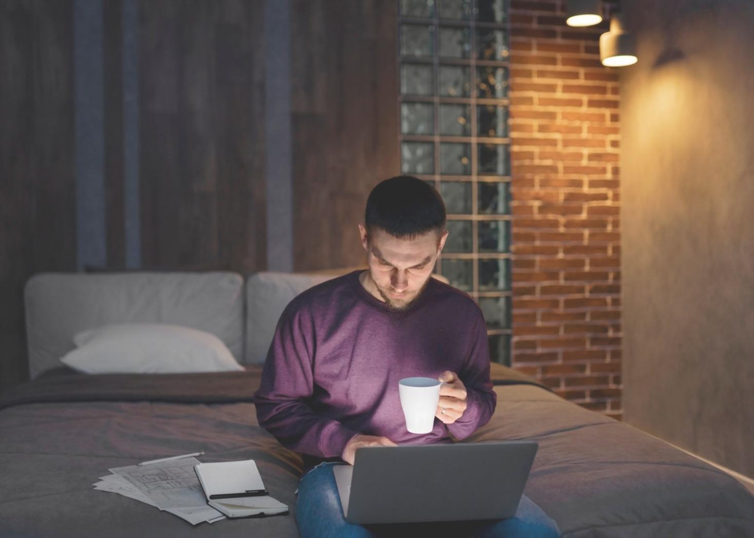 Pantalla mostrando dashboard financiero con gráficos de presupuesto y análisis de gastos mensuales