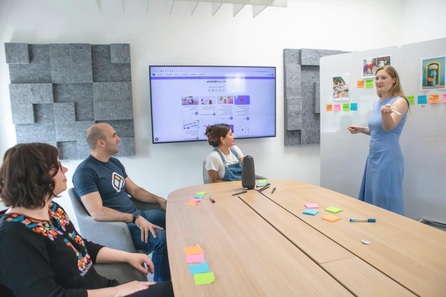 Estudiantes trabajando en ejercicios prácticos de presupuestación durante una sesión del programa