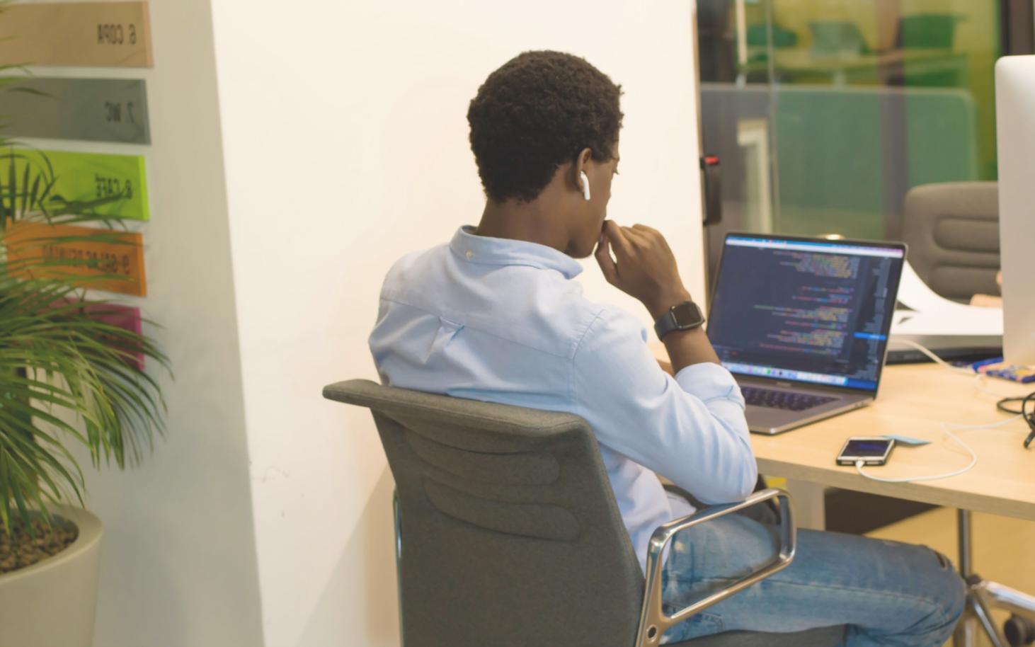 Estudiantes trabajando en ejercicios prácticos de presupuestos personales durante una sesión de formación