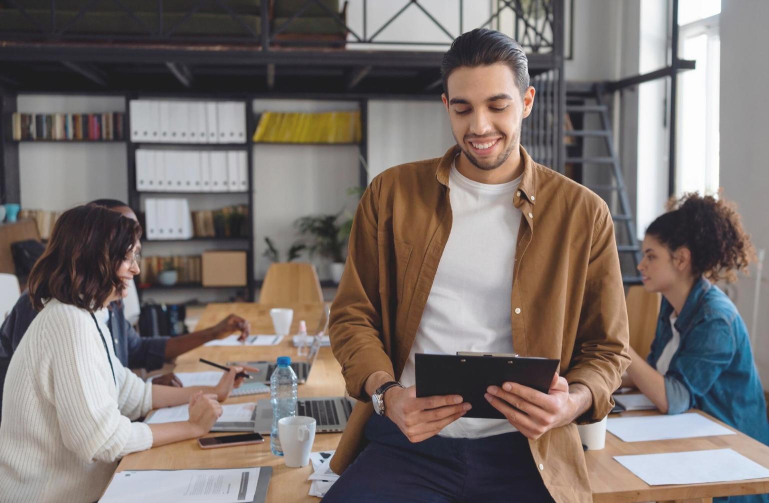 Espacio de trabajo organizado para aprender finanzas desde casa