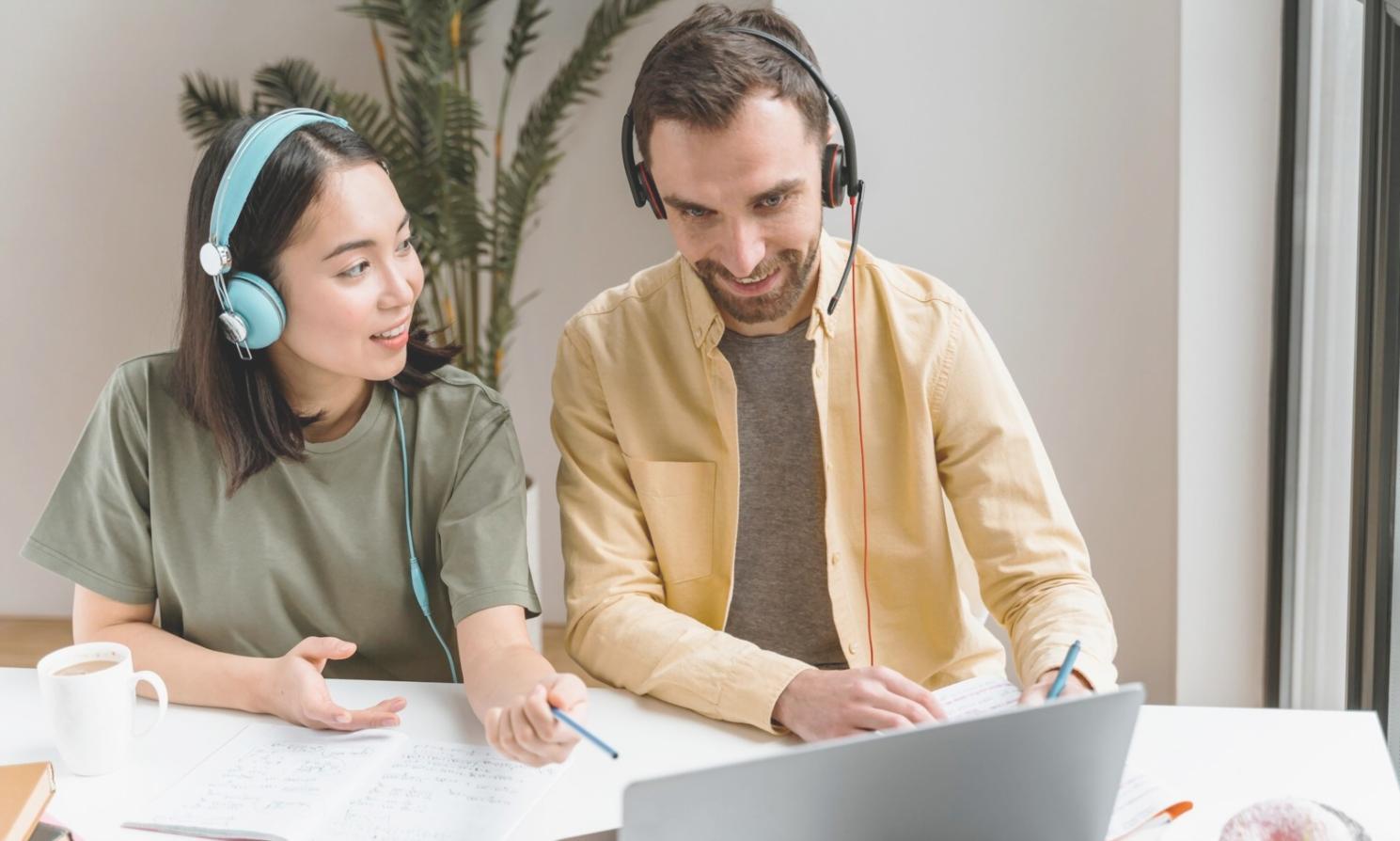 Persona revisando sus finanzas personales con documentos y calculadora