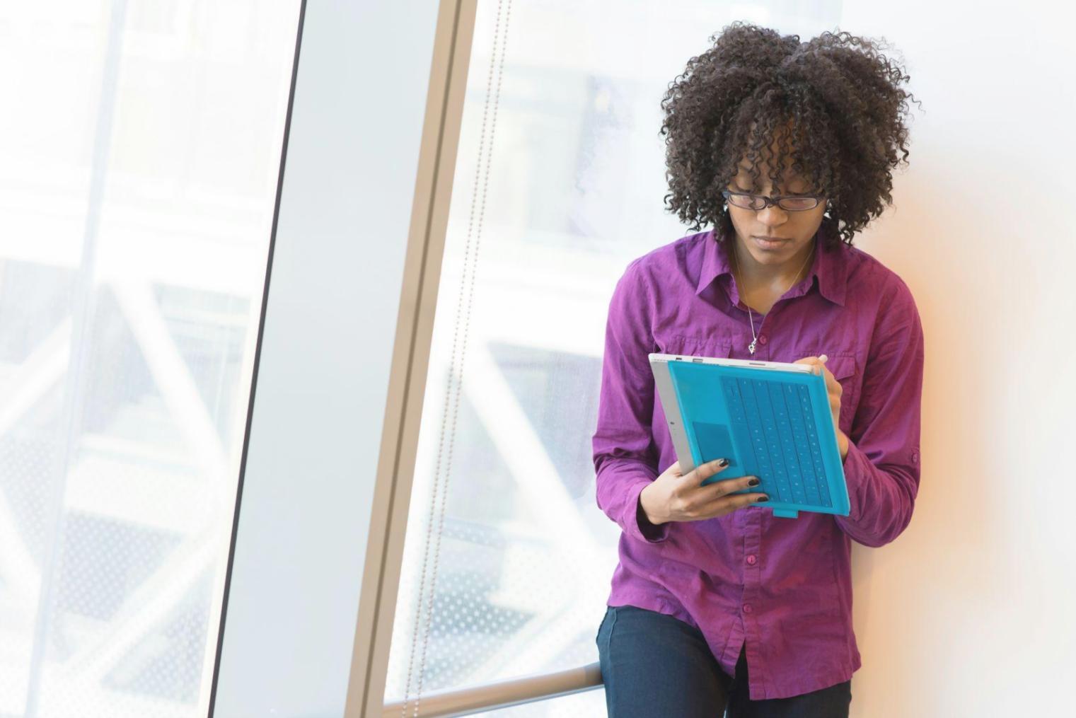 Ambiente de aprendizaje colaborativo donde los participantes comparten estrategias de ahorro y planificación financiera